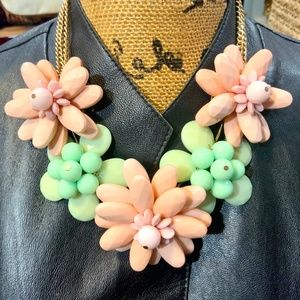 VINTAGE STATEMENT NECKLACE MINT + PINK ACRYLIC BEAUTIFUL COMBO FLOWER DESIGN  ⭐️